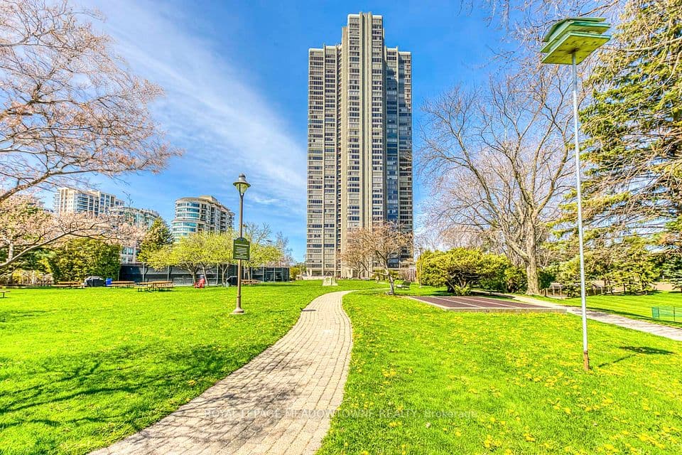2045 Lakeshore Boulevard W 2011, Toronto, ON M8V 2Z6 – photo 2
