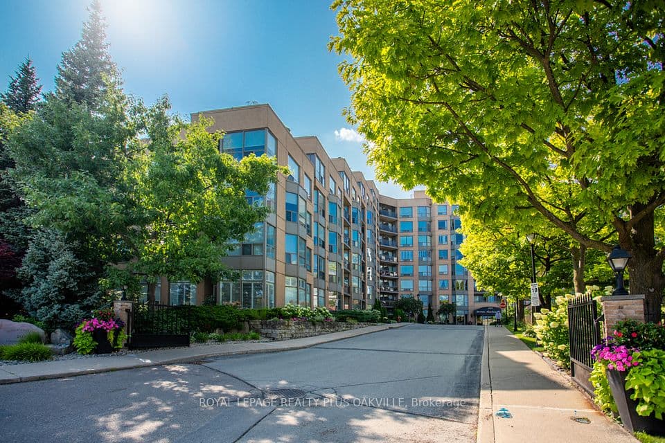 2511 Lakeshore Road W 207, Oakville, ON L6L 6L9 – main photo