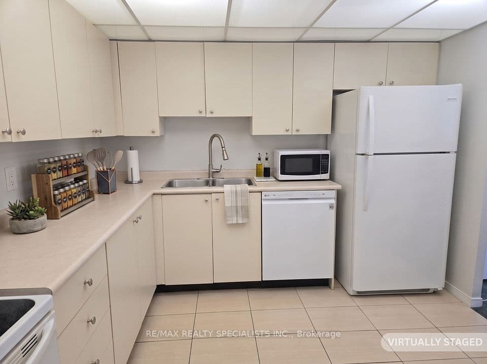 145 Hillcrest Avenue 1709, Mississauga, ON L5B 3Z1 – photo 2