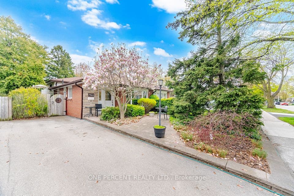 1968 Carrera Lane, Mississauga, ON L5J 1C5 – main photo
