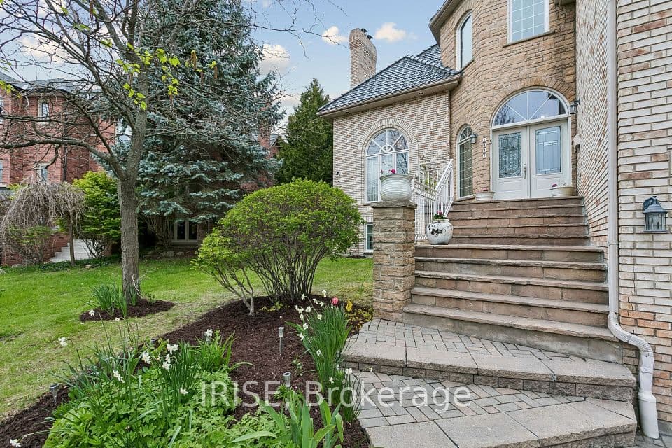 1827 Chesbro Court, Mississauga, ON L5H 4H3 – photo 2