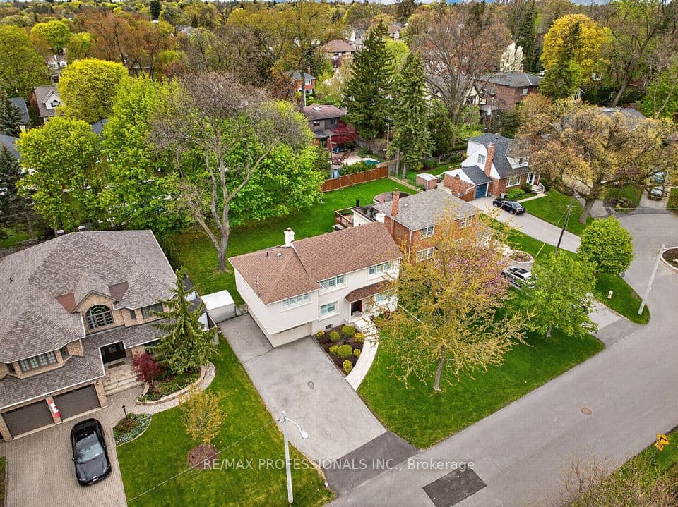 27 Nottingham Drive, Toronto, ON M9A 2W4 – main photo