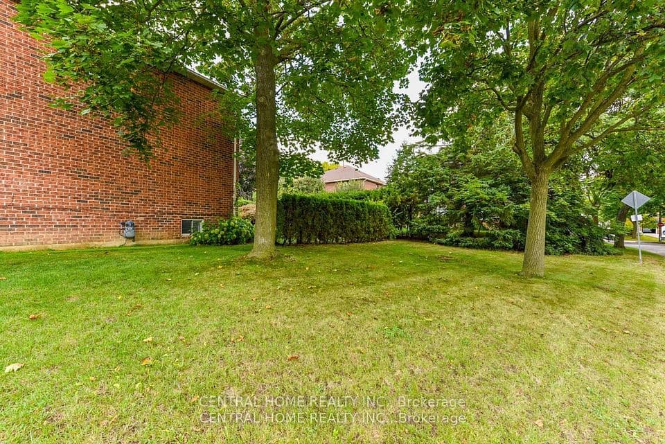 4 Robaldon Road, Toronto, ON M9A 5A7 – photo 3
