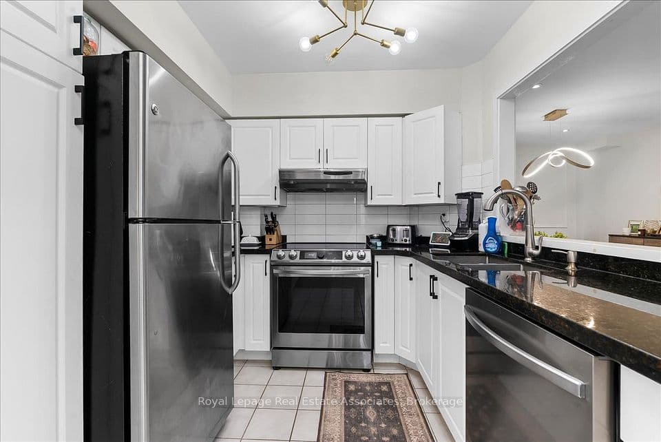 1241 Parkwest Place 5, Mississauga, ON L5E 3J3 – photo 3