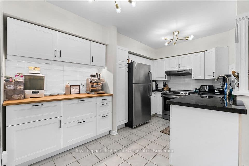 1241 Parkwest Place 5, Mississauga, ON L5E 3J3 – photo 2