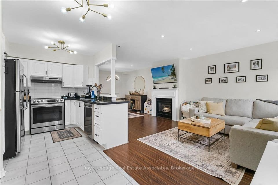 1241 Parkwest Place 5, Mississauga, ON L5E 3J3 – main photo
