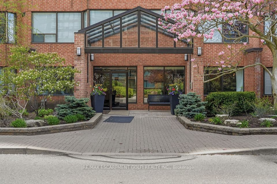 1270 Maple Crossing Boulevard 208, Burlington, ON L7S 2J3 – photo 2