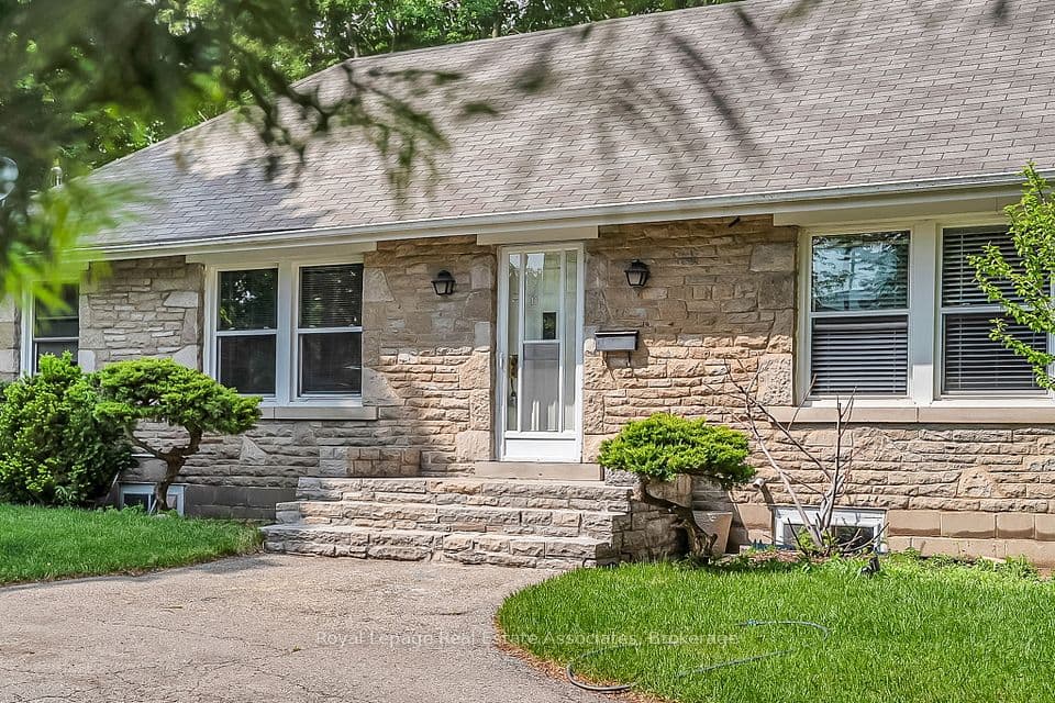 11 Ben Machree Drive, Mississauga, ON L5H 2S2 – photo 2