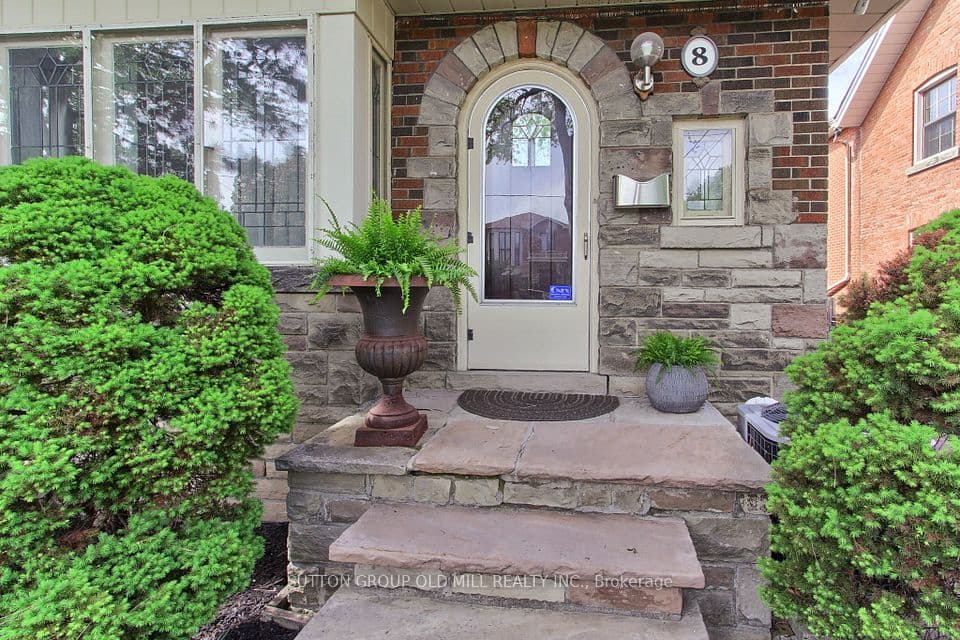 8 Lockheed Boulevard, Toronto, ON M9P 2H6 – photo 2