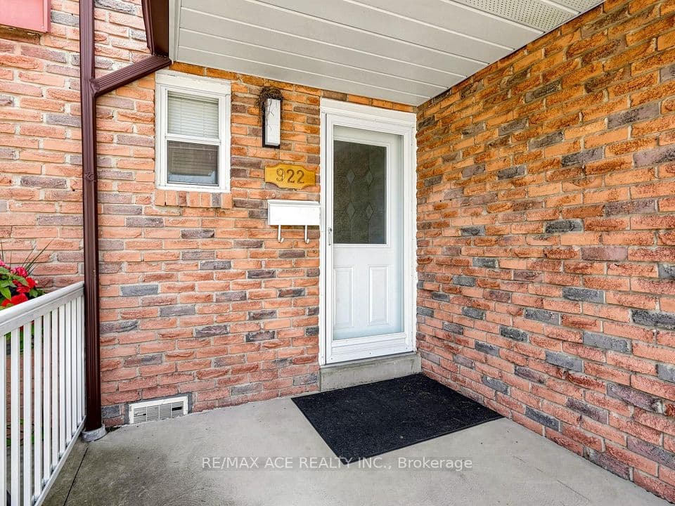 922 Stainton Drive, Mississauga, ON L5C 3A5 – photo 2