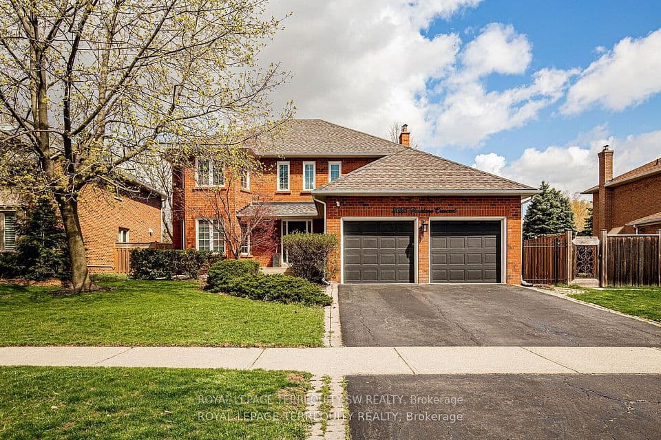 2025 Parklane Crescent, Burlington, ON L7M 3V6 – main photo