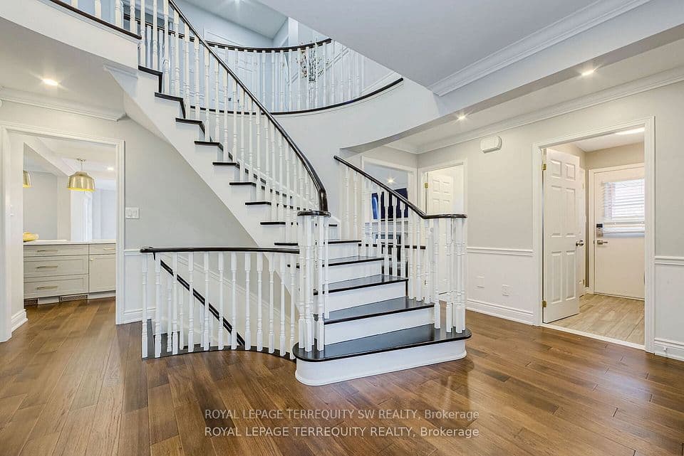 2025 Parklane Crescent, Burlington, ON L7M 3V6 – photo 2
