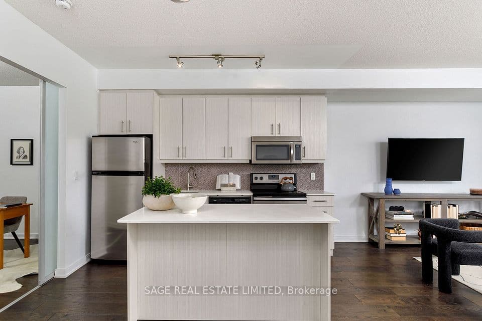760 The Queensway 401, Toronto, ON M8Z 0E1 – photo 2