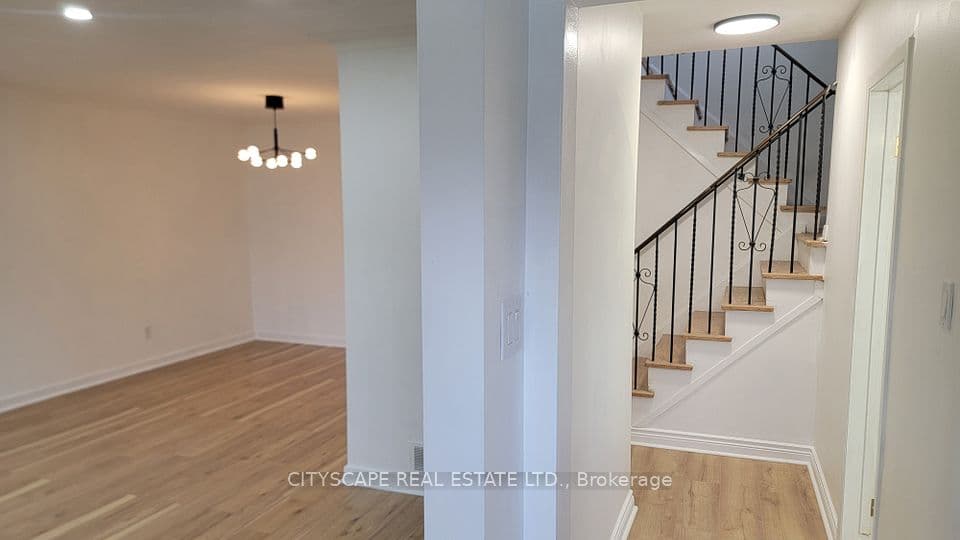 3450 Ellengale Drive, Mississauga, ON L5C 1Z7 – photo 3