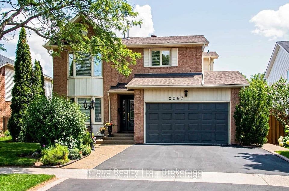 2067 Hunters Wood Drive, Burlington, ON L7M 2T1 – main photo