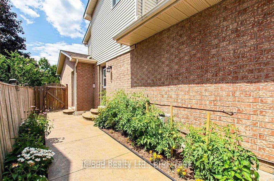 2067 Hunters Wood Drive, Burlington, ON L7M 2T1 – photo 2