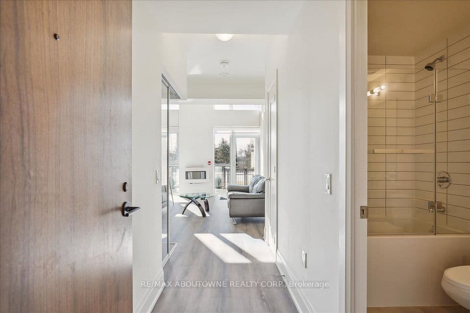 509 Dundas Street W 103, Oakville, ON L6M 4M2 – main photo