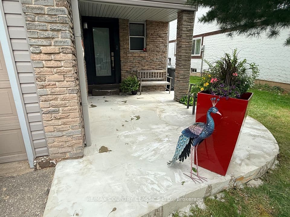 6963 Pamplona Mews, Mississauga, ON L5N 1S5 – photo 2