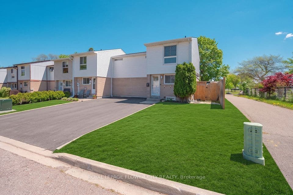 16 Gleneaden Court, Brampton, ON L6S 2J7 – photo 2