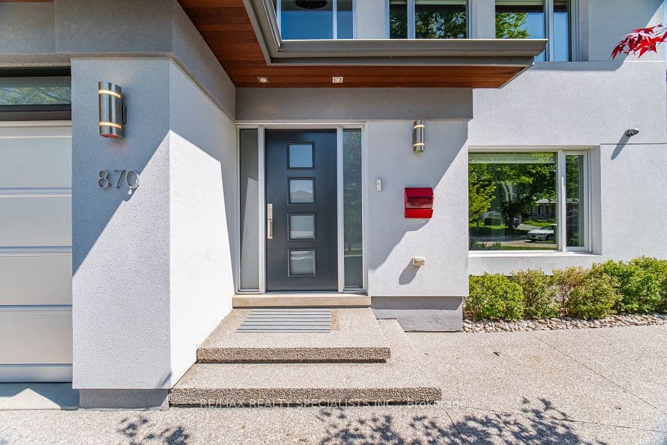 870 Hollowtree Crescent, Mississauga, ON L4Y 2V2 – photo 2