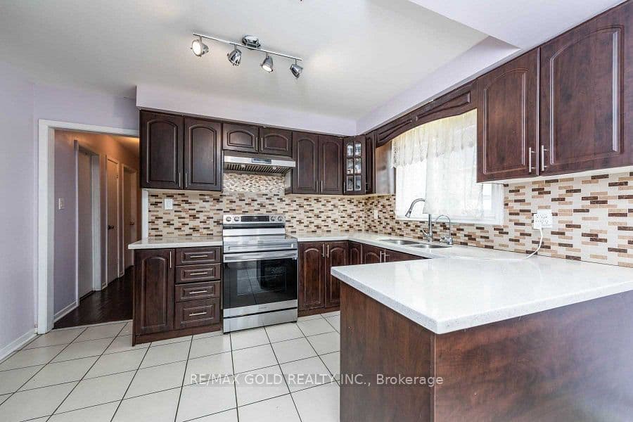 3430 Chipley Crescent, Mississauga, ON L4T 2E2 – photo 3