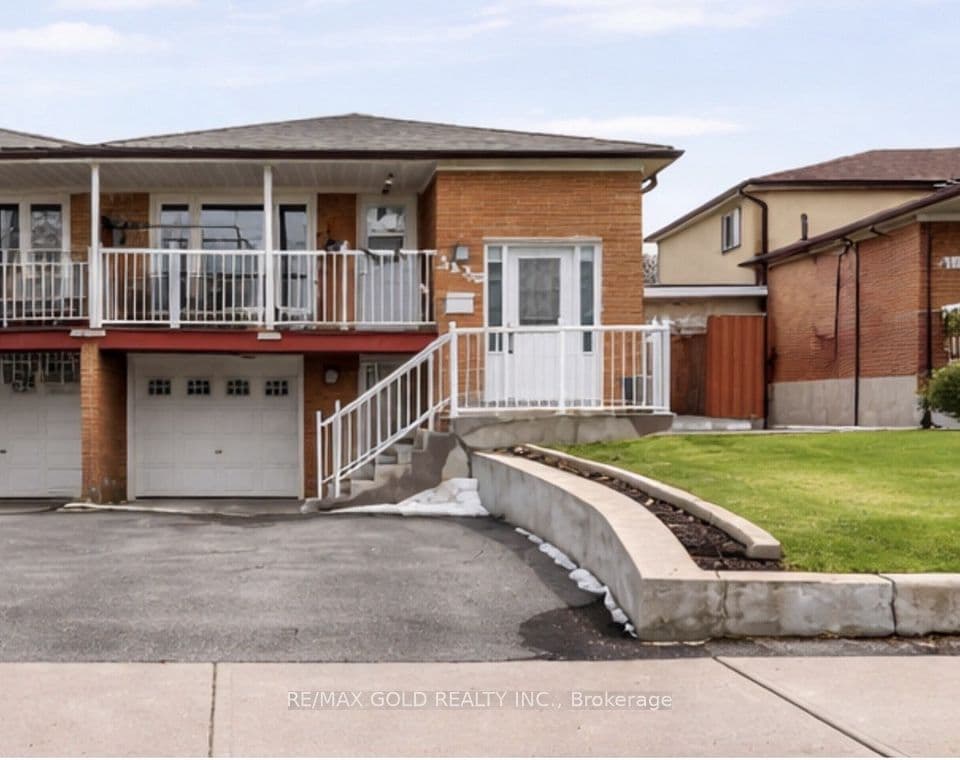 3430 Chipley Crescent, Mississauga, ON L4T 2E2 – main photo