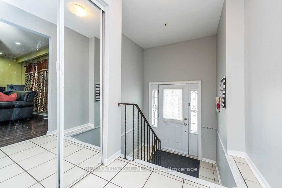 3430 Chipley Crescent, Mississauga, ON L4T 2E2 – photo 2