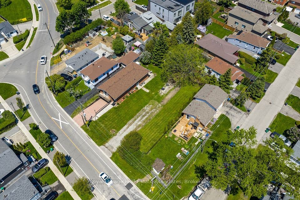 1063 Alexandra Avenue, Mississauga, ON L5E 2A1 – main photo
