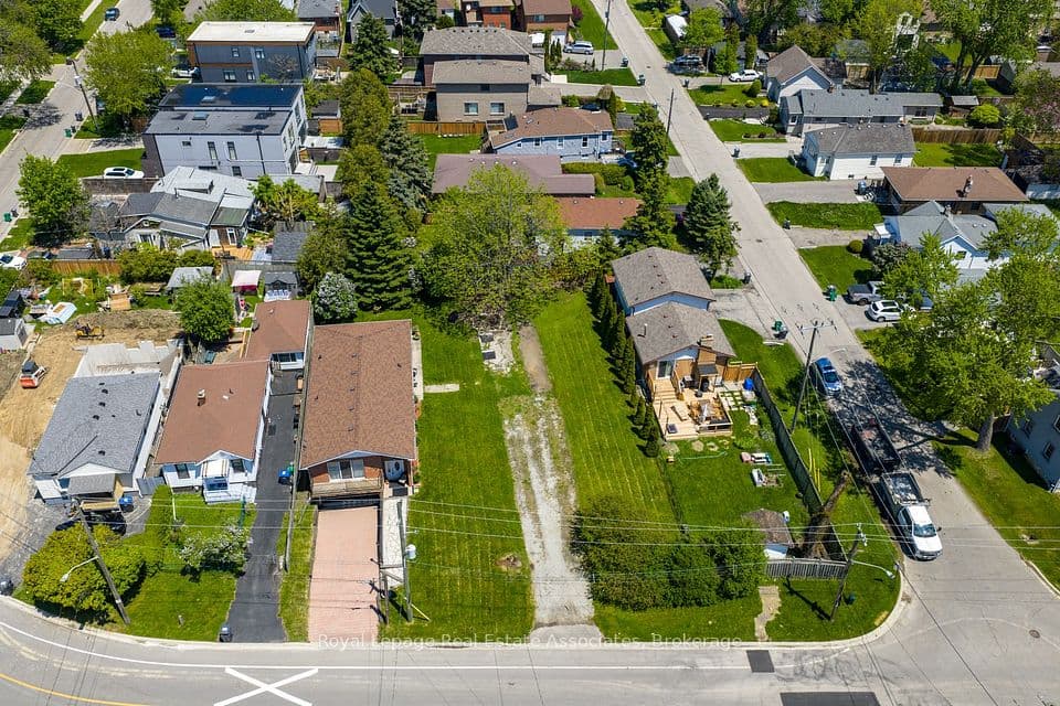 1067 Alexandra Avenue, Mississauga, ON L5E 2A1 – photo 2