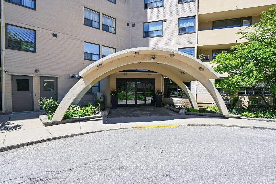 700 Dynes Road 101, Burlington, ON L7N 3M2 – main photo