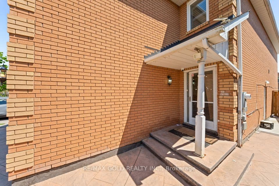 31 Ravenscliffe Court, Brampton, ON L6X 4N8 – photo 3