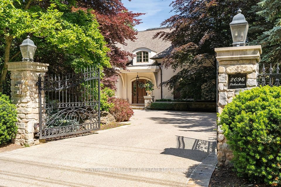 2096 Lakeshore Road E, Oakville, ON L6J 1M3 – main photo