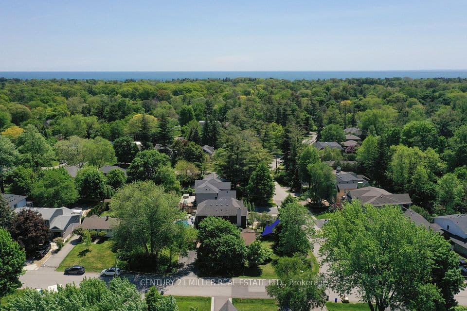 1304 Avon Crescent, Oakville, ON L6J 2T7 – photo 2