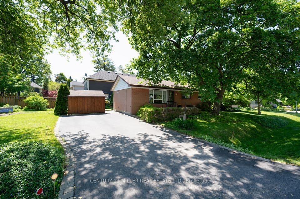 1304 Avon Crescent, Oakville, ON L6J 2T7 – main photo