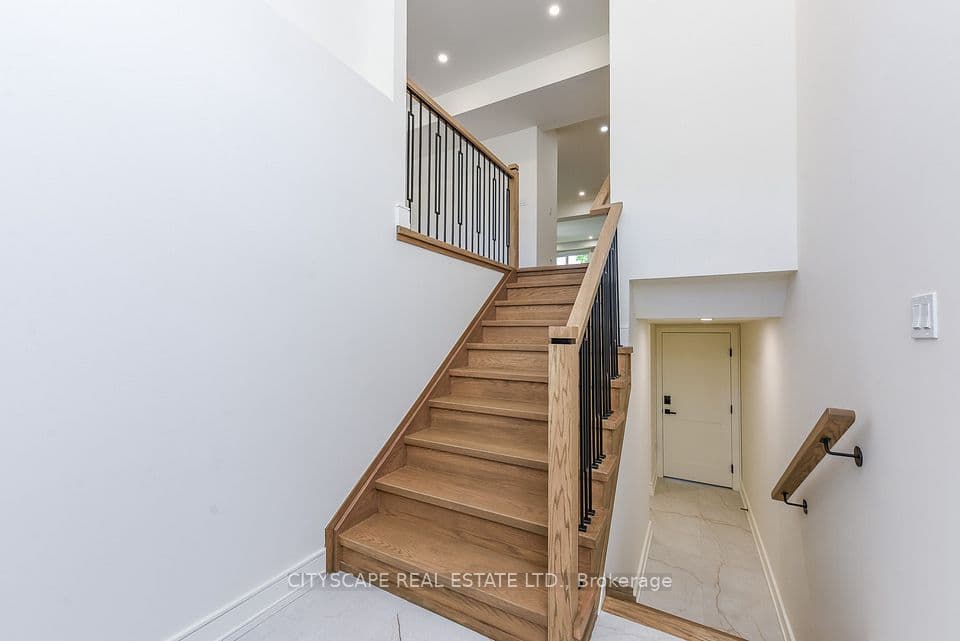 956 Fourth Street, Mississauga, ON L5E 1J9 – photo 3