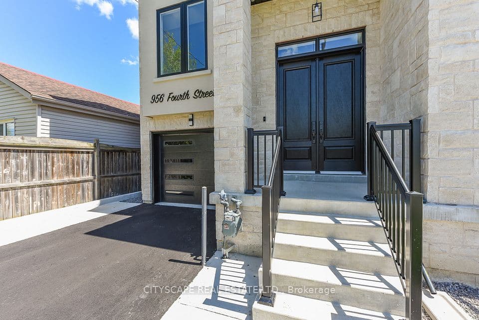 956 Fourth Street, Mississauga, ON L5E 1J9 – photo 2