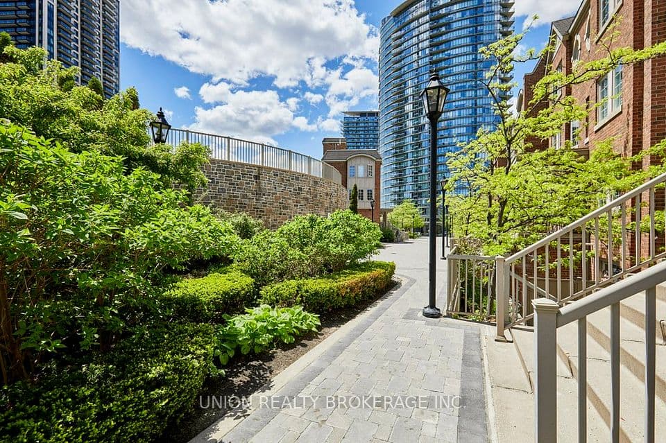 93 The Queensway 39, Toronto, ON M6S 5A7 – photo 2