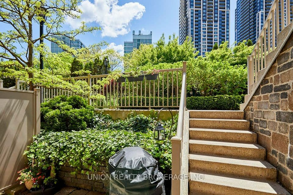 93 The Queensway 39, Toronto, ON M6S 5A7 – photo 3