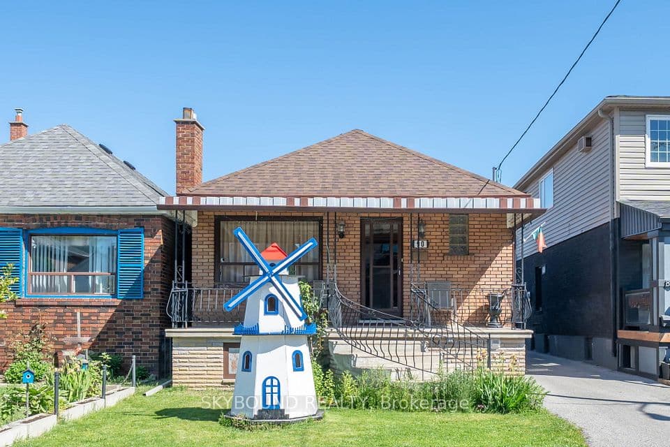 90 Ypres Road, Toronto, ON M6M 1P3 – main photo