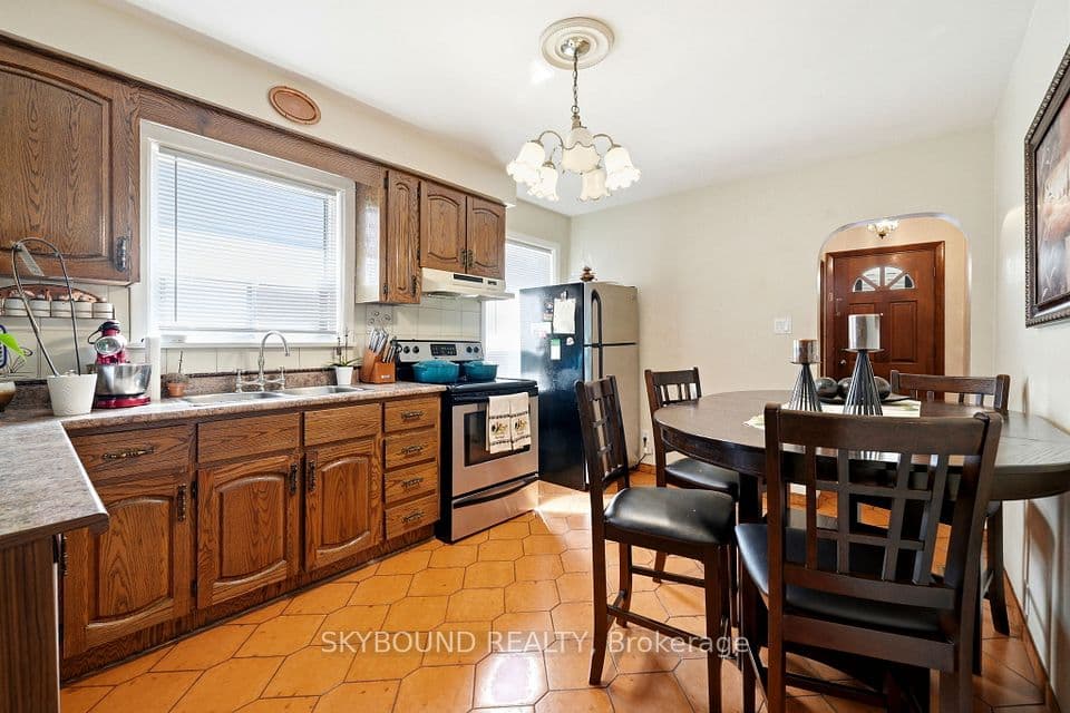 90 Ypres Road, Toronto, ON M6M 1P3 – photo 3