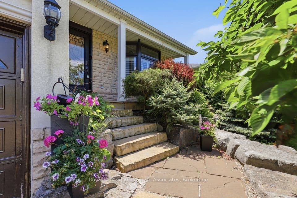 2580 Homelands Drive, Mississauga, ON L5K 1H6 – main photo