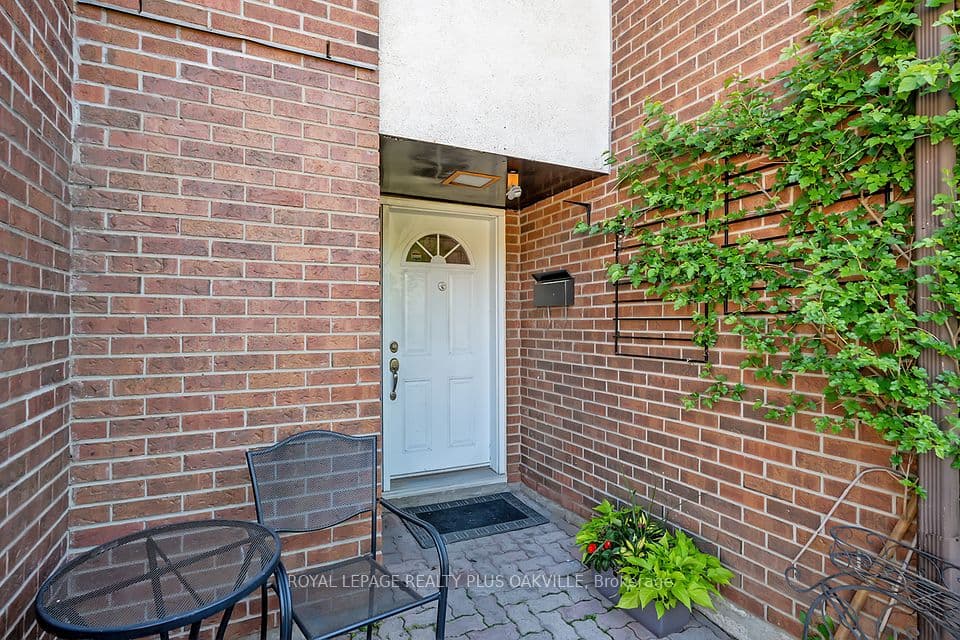 1051 Cedarglen Gate 51, Mississauga, ON L5C 3A7 – photo 2