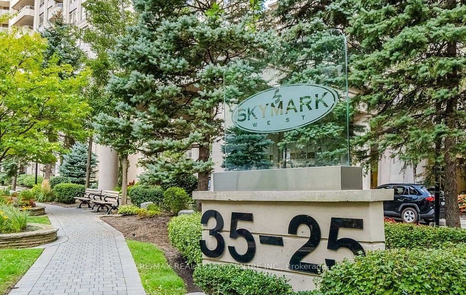 35 Kingsbridge Garden Circle 1804, Mississauga, ON L5R 3Z5 – photo 2