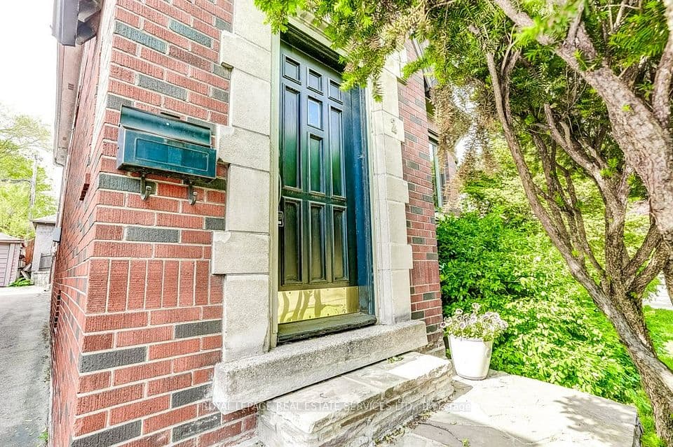 2 Larkin Avenue, Toronto, ON M6S 1L8 – photo 2