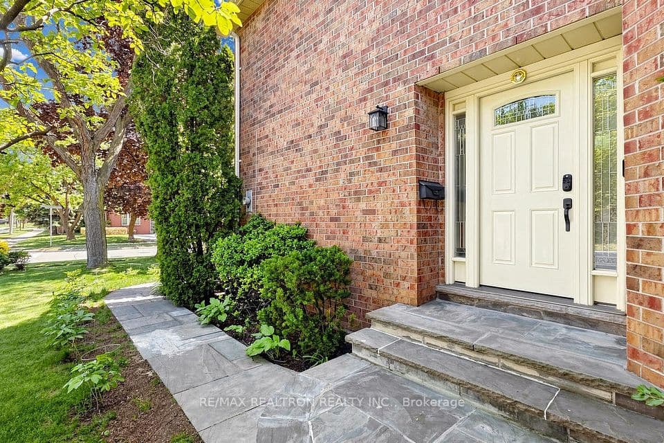 1120 Potters Wheel Crescent, Oakville, ON L6M 1J2 – photo 2