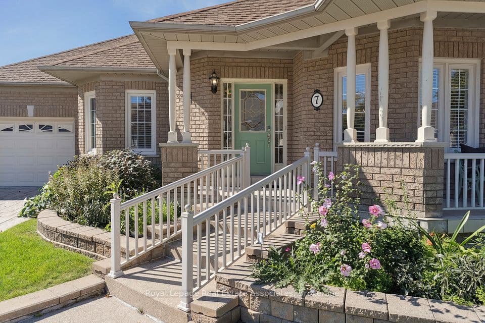 7 Powder Mill Court, Brampton, ON L6R 1W5 – main photo