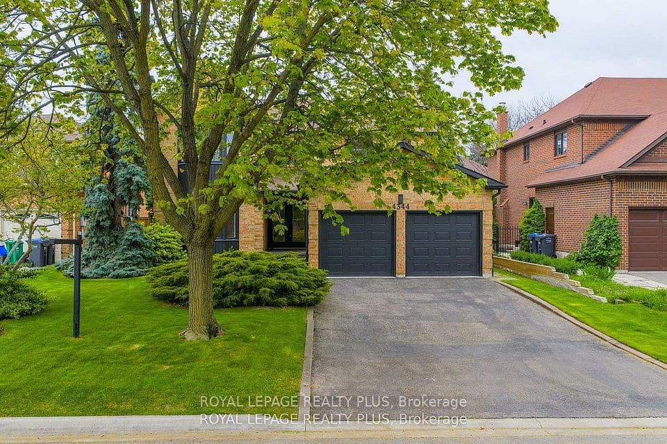 4344 Dallas Court, Mississauga, ON L4W 4G7 – photo 2