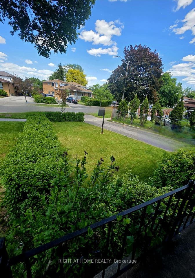 3556 Monica Drive, Mississauga, ON L4T 2E5 – photo 3