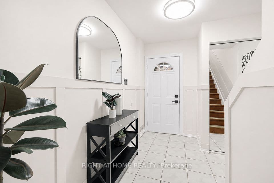 216 Fleetwood Crescent, Brampton, ON L6T 2E6 – photo 2