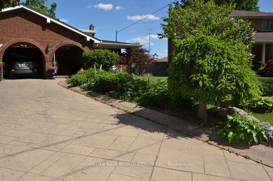 15 Brantley Crescent, Toronto, ON M3J 1X4 – main photo